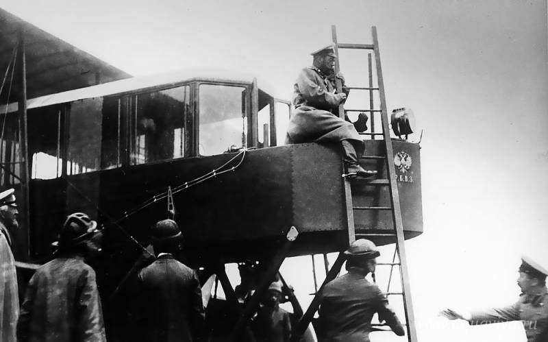 Император Николай II осматривает самолет «Русский витязь»